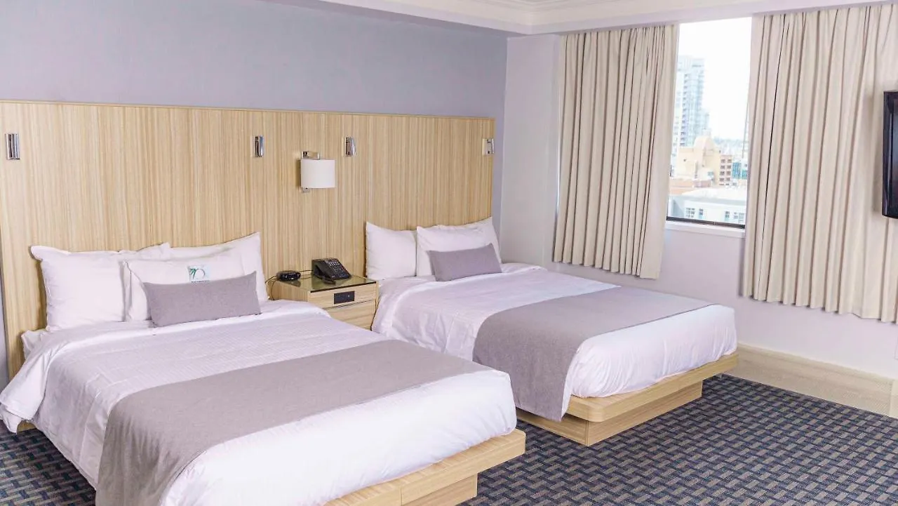 ***  Century Plaza Hotel Ванкувер Канада