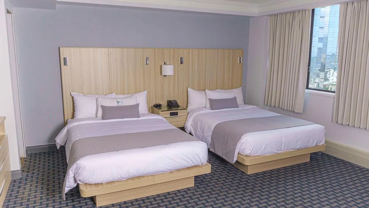 Century Plaza Hotel Ванкувер 3*,
