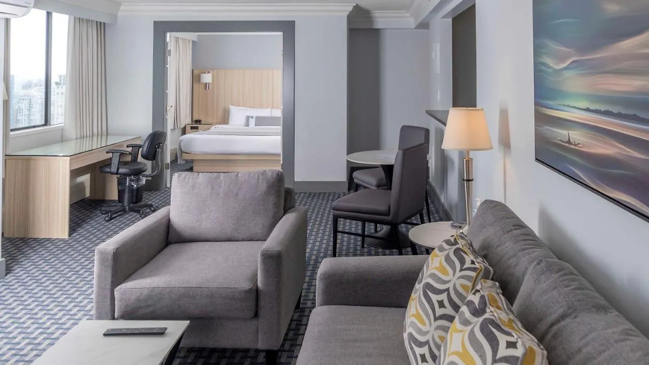 Century Plaza Hotel Ванкувер
