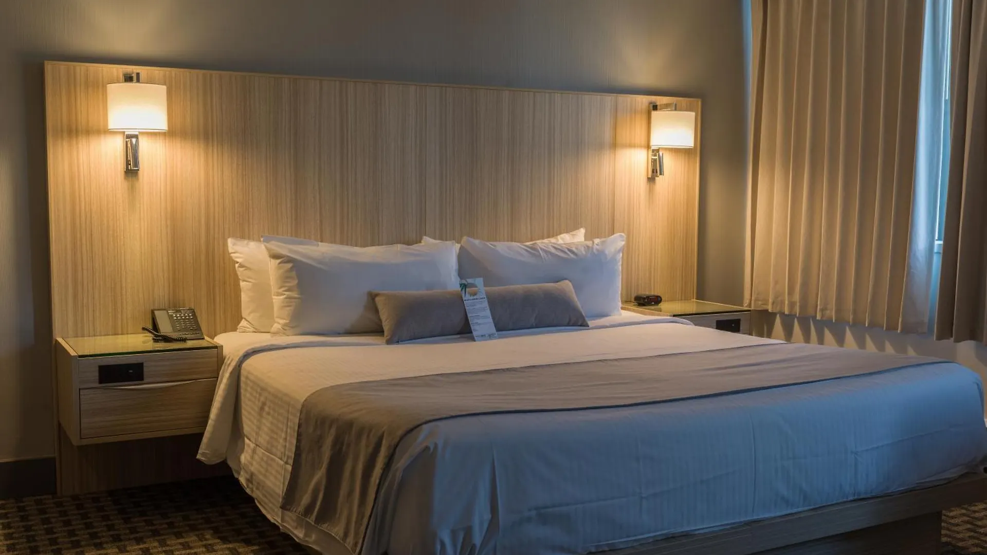 Century Plaza Hotel Ванкувер