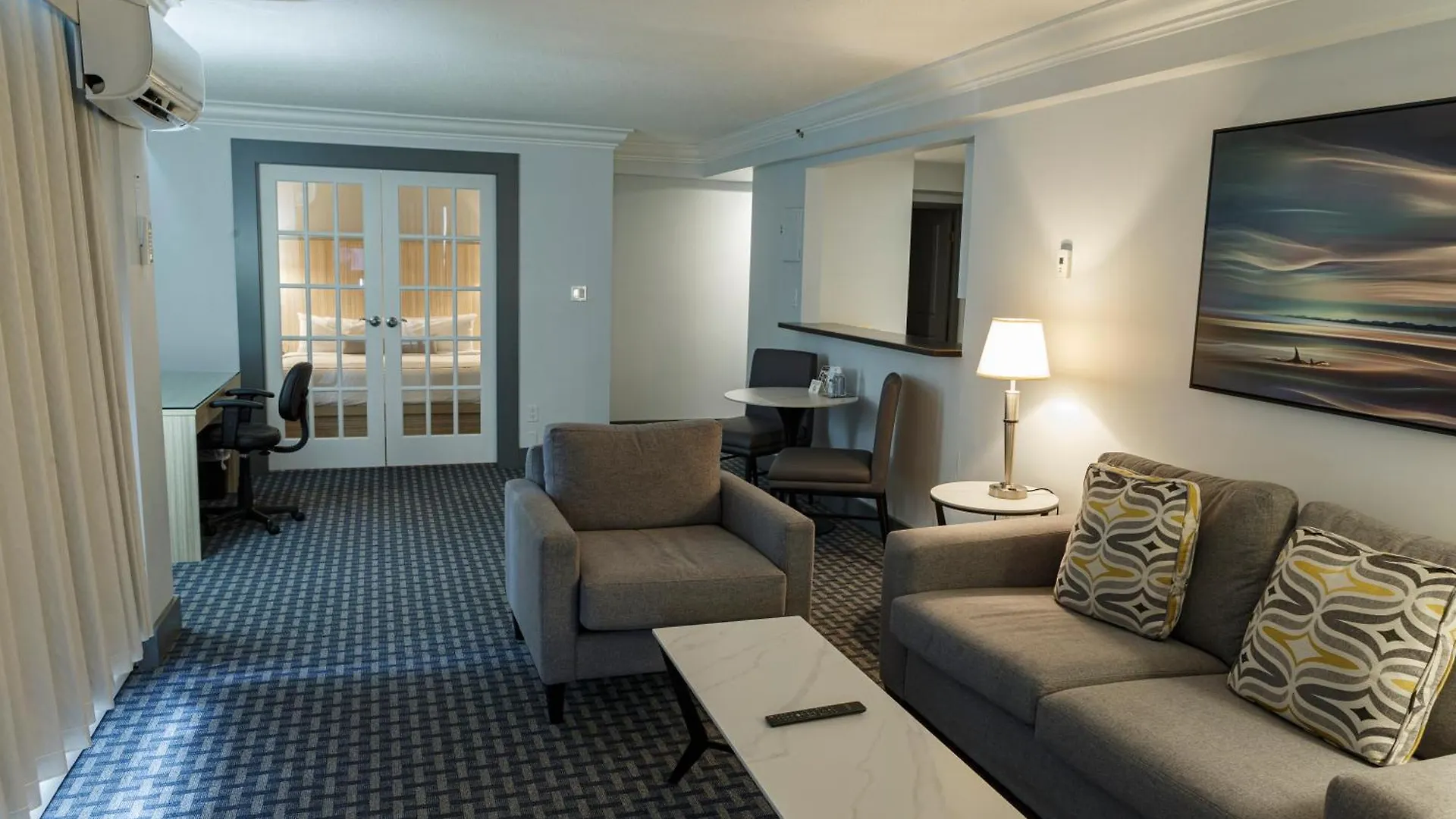 Century Plaza Hotel Ванкувер