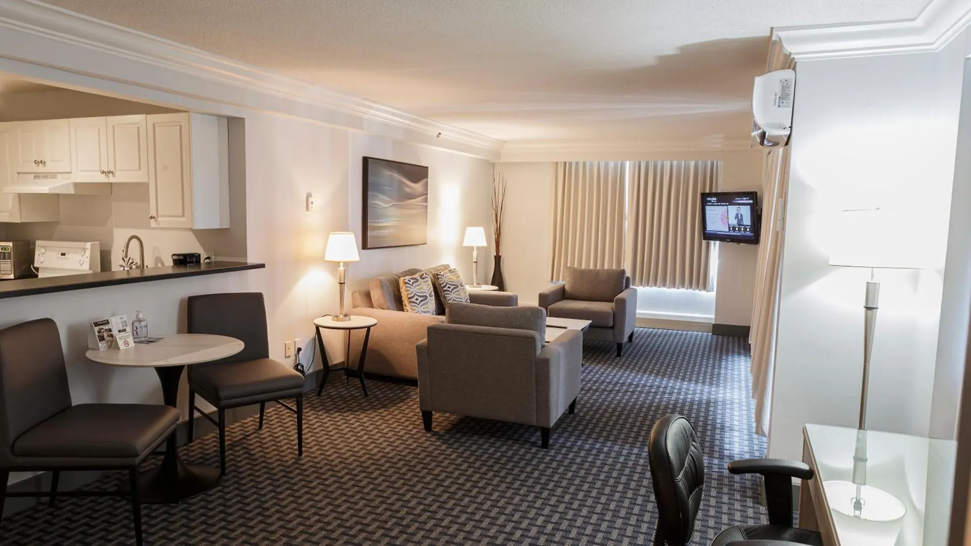 Century Plaza Hotel Ванкувер