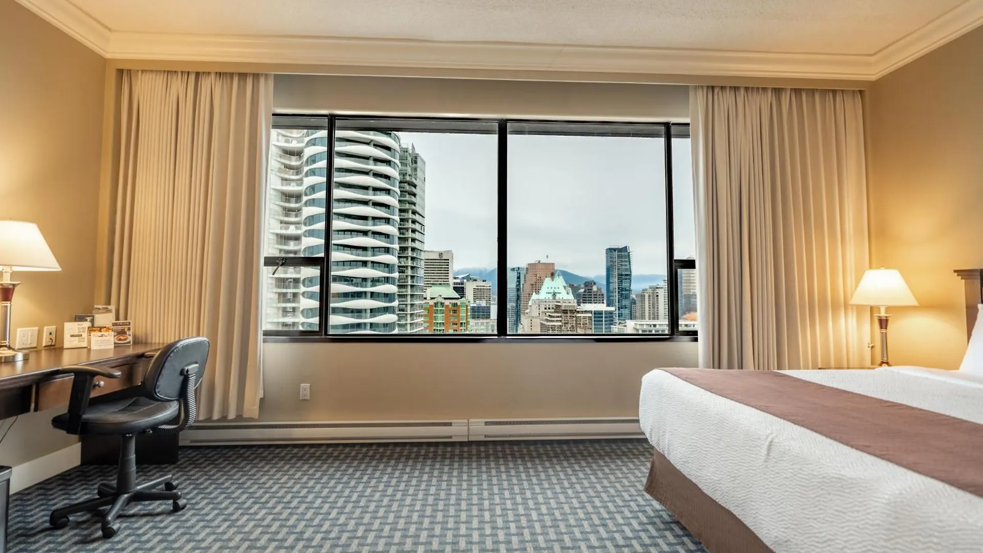 Century Plaza Hotel Ванкувер 3*,