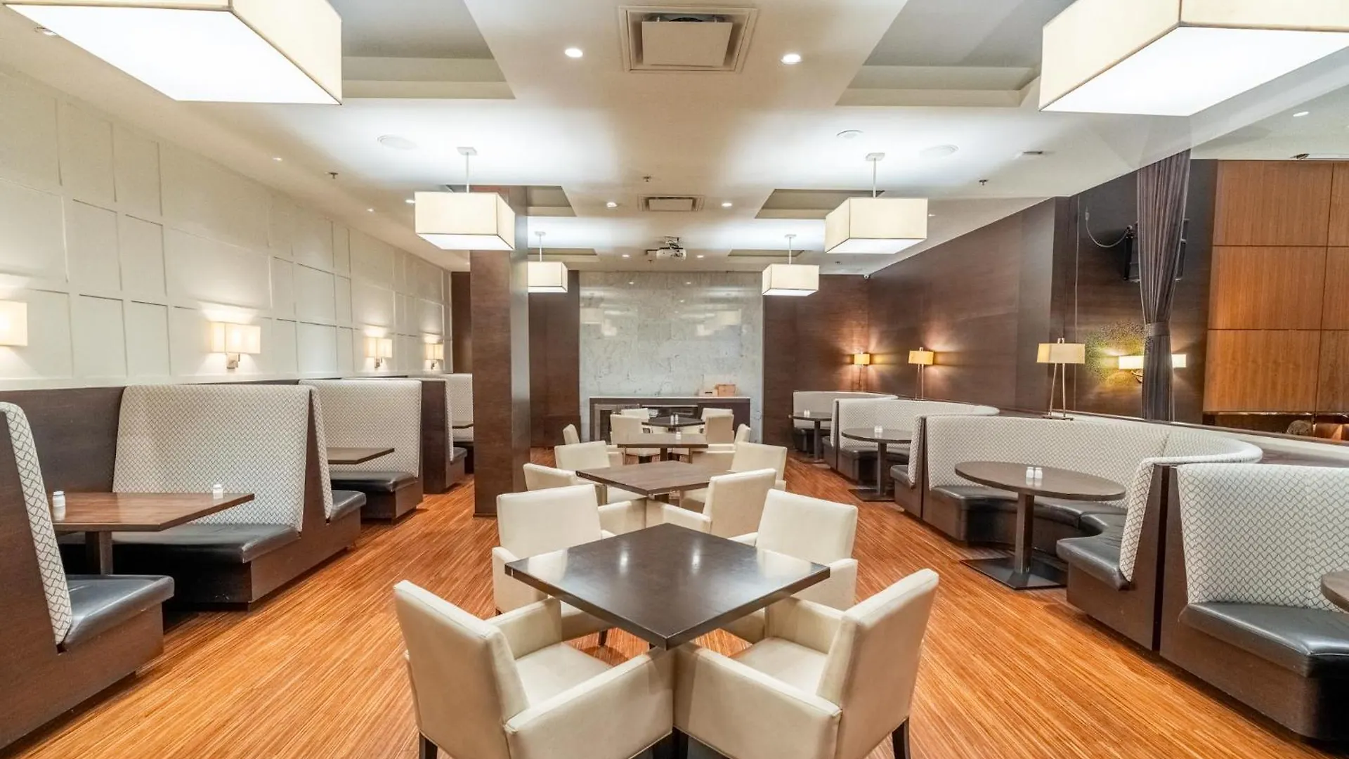 Century Plaza Hotel Ванкувер 3*,  Канада