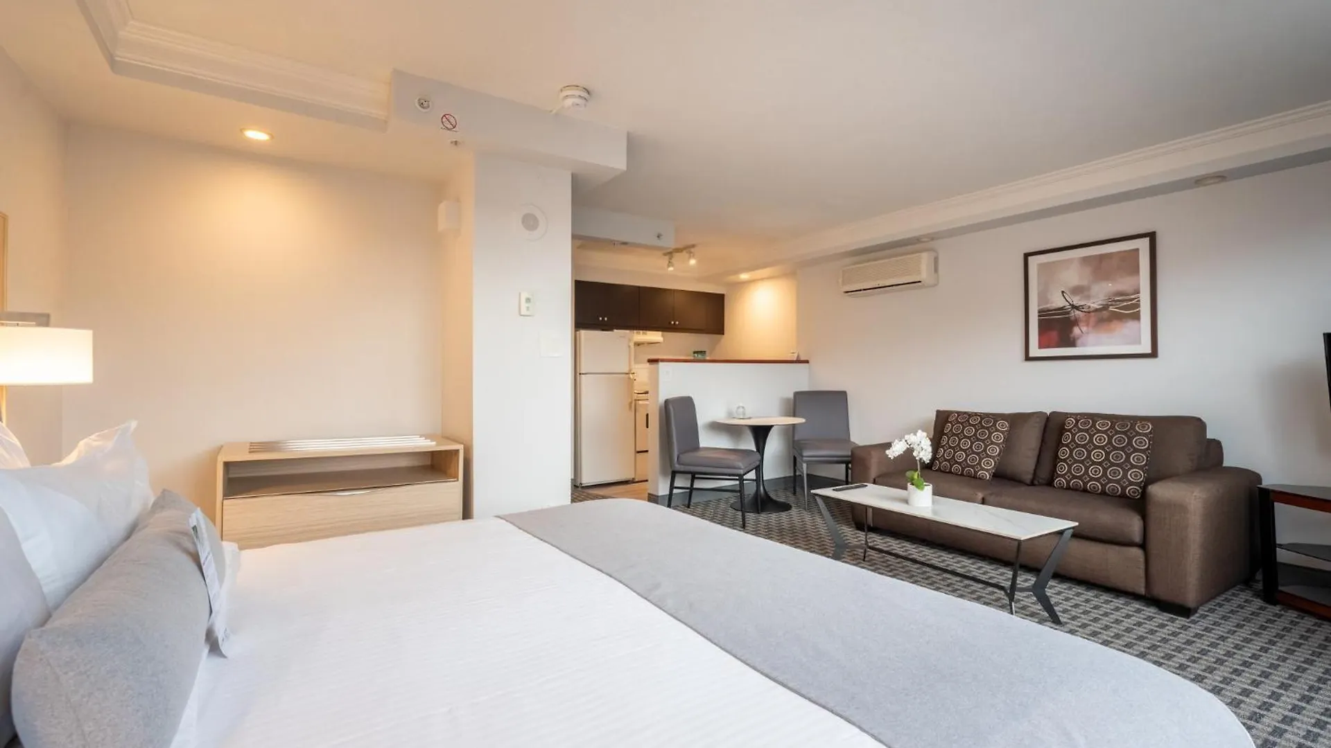 Century Plaza Hotel Ванкувер