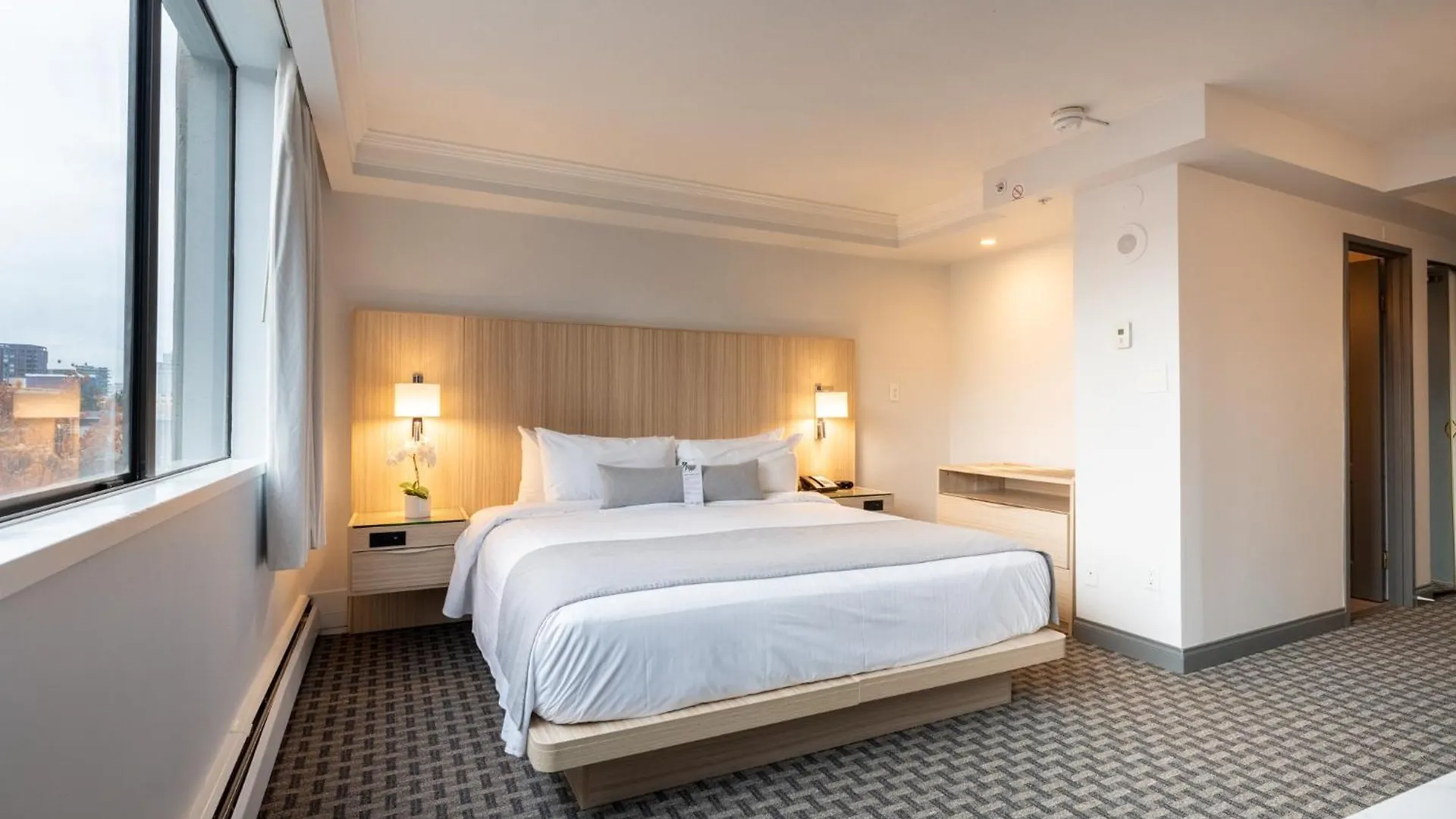 Century Plaza Hotel Ванкувер