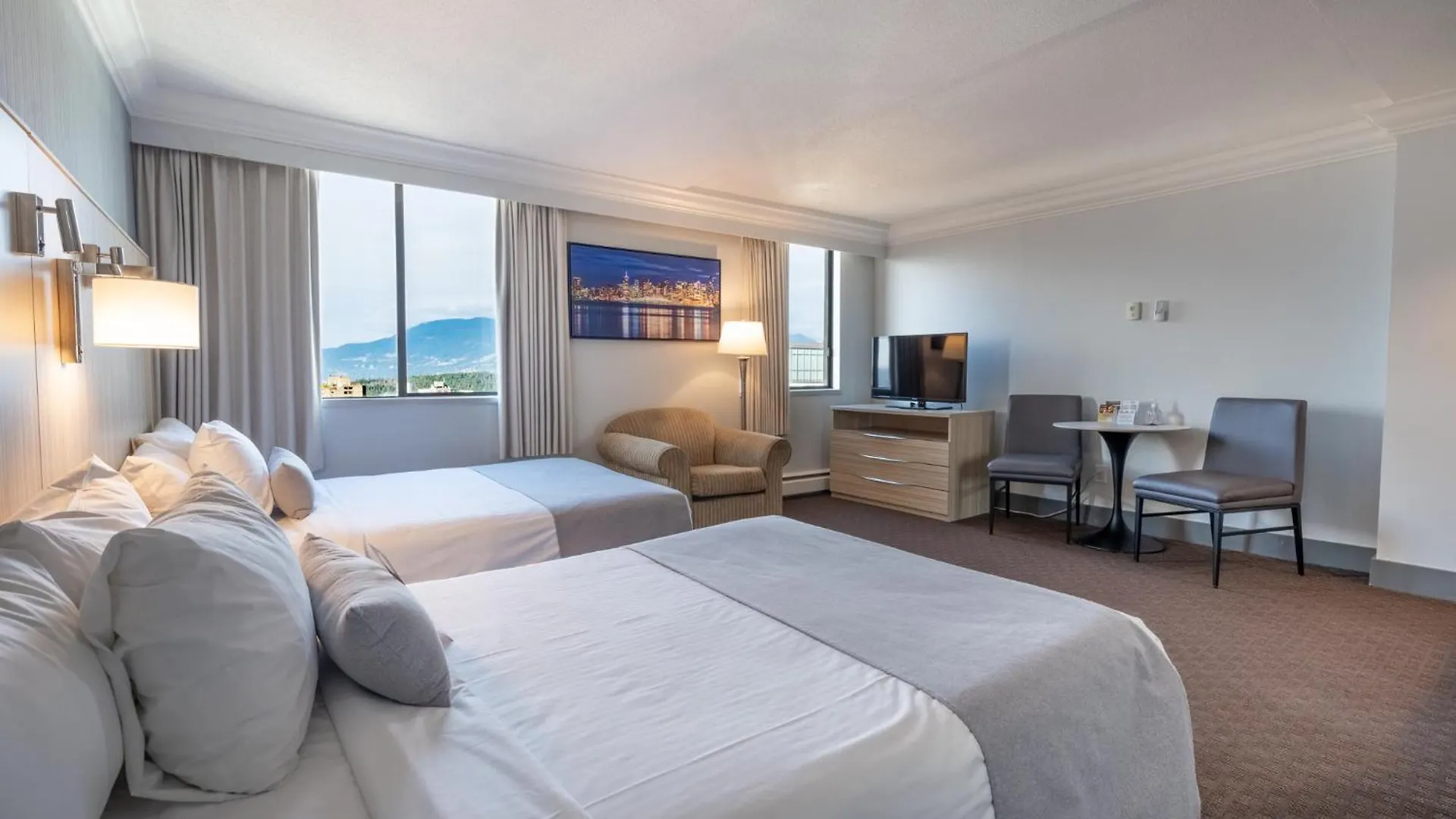 Century Plaza Hotel Ванкувер 3*,