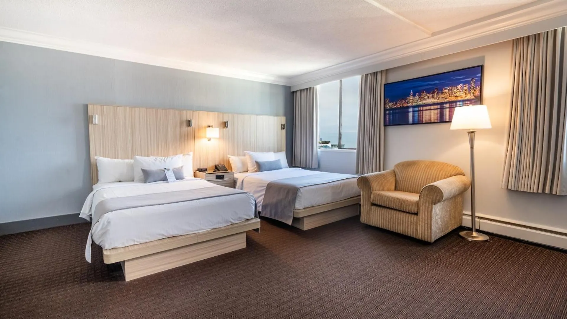 Century Plaza Hotel Ванкувер 3*,
