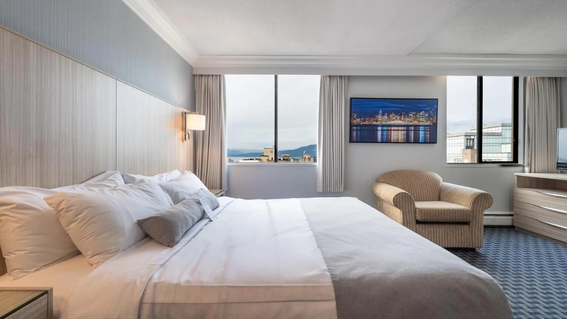 Century Plaza Hotel Ванкувер 3*,  Канада