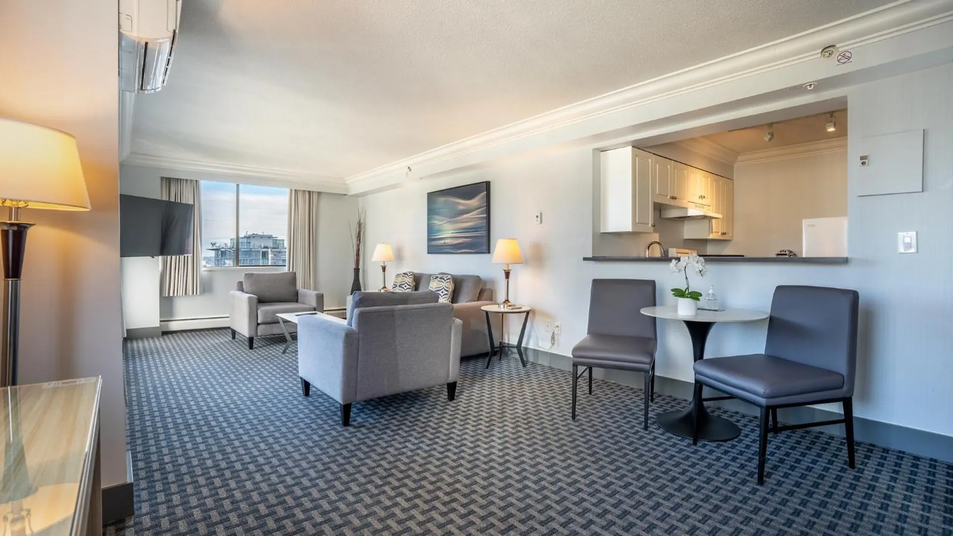 Century Plaza Hotel Ванкувер