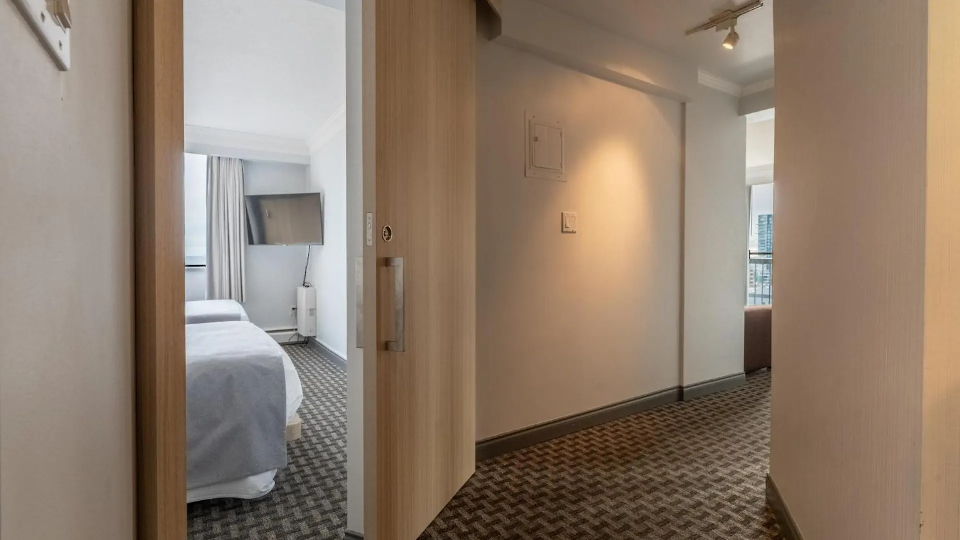 Century Plaza Hotel Ванкувер